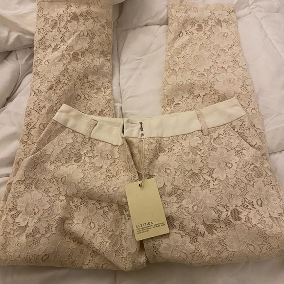 NWT alythea brand cream lace pants size small. Inseam25 - Picture 2 of 6